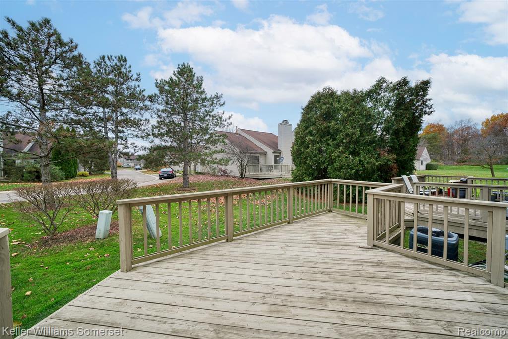 655 Glasgow Court Rochester Hills, MI 48307 - Photo 4 of 27