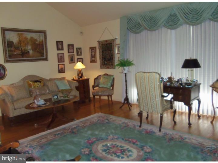 9660 Sandanne Road Philadelphia, PA 19115 - Photo 8 of 25 Living Room