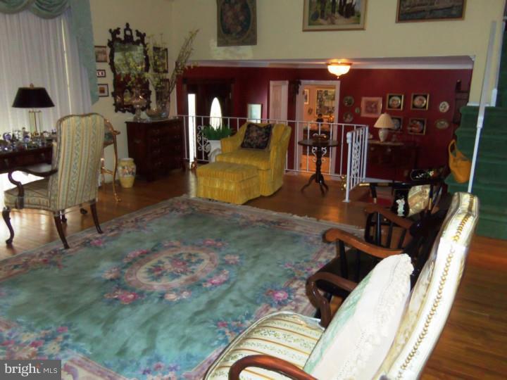 9660 Sandanne Road Philadelphia, PA 19115 - Photo 9 of 25 Living Room