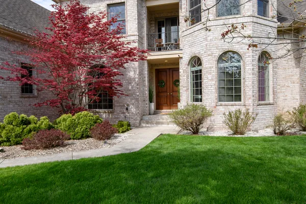 $1,290,000 | 10935 North Oriole Lane, Mequon, WI 53092
