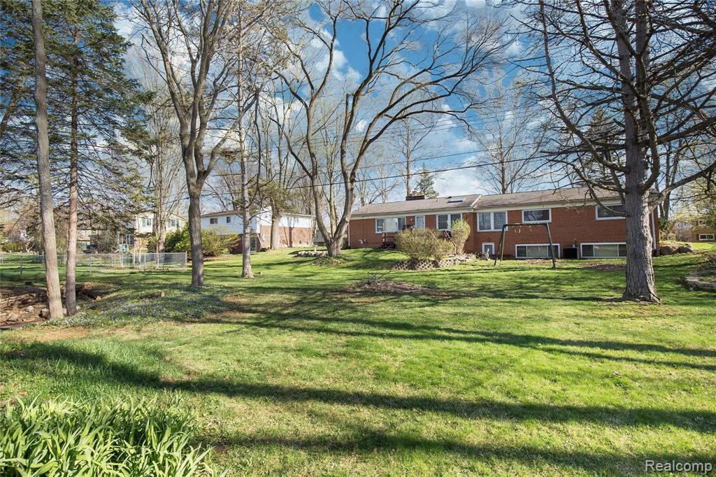 32339 Bonnet Hill Road Farmington Hills, MI 48334 - Photo 5 of 28
