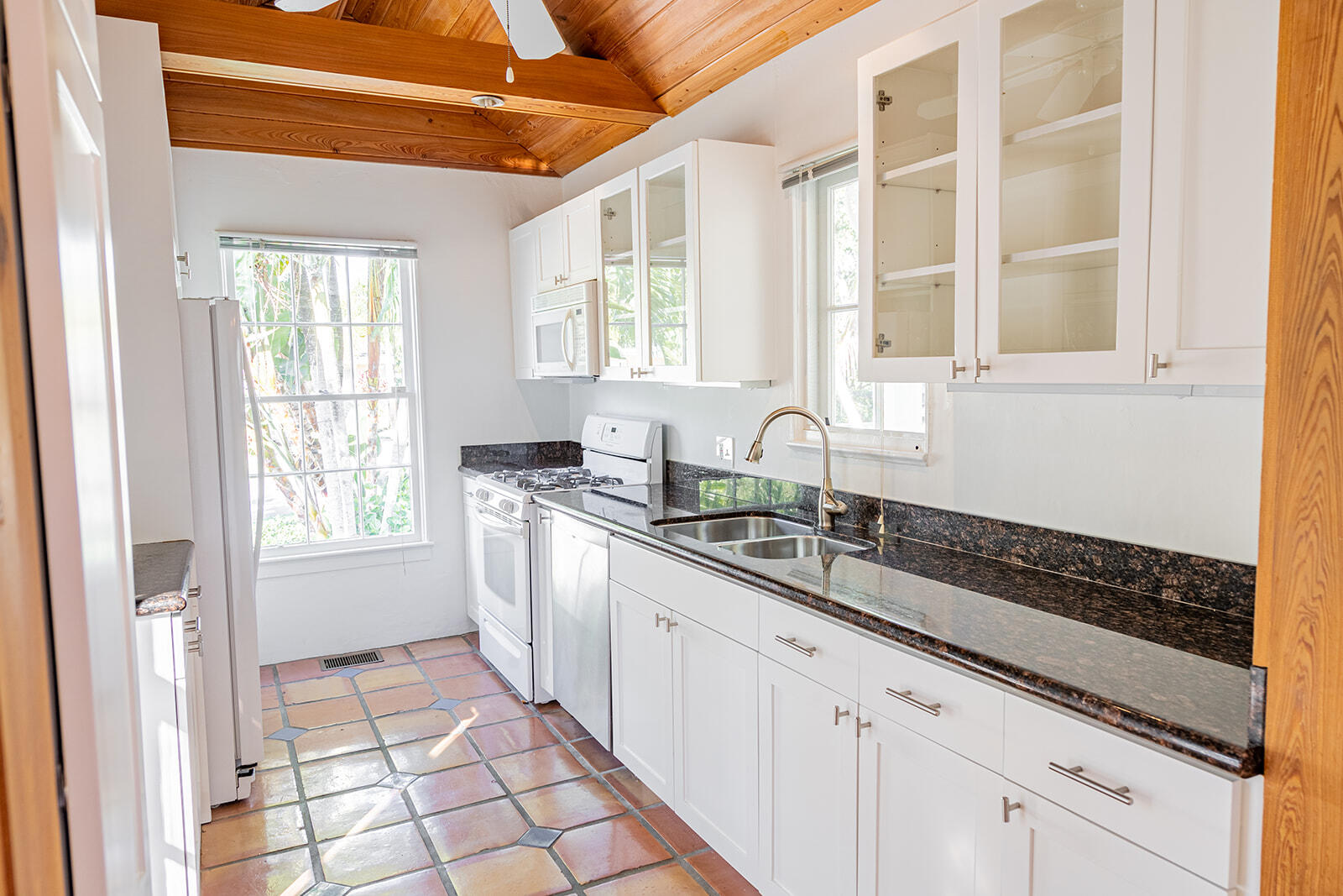 232 Marlborough Road West Palm Beach, FL 33405 - Photo 12 of 37 Kitchen