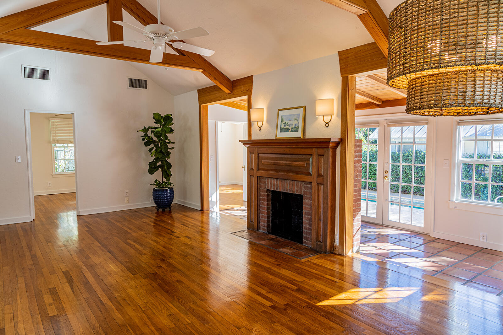 232 Marlborough Road West Palm Beach, FL 33405 - Photo 6 of 37 Living Room