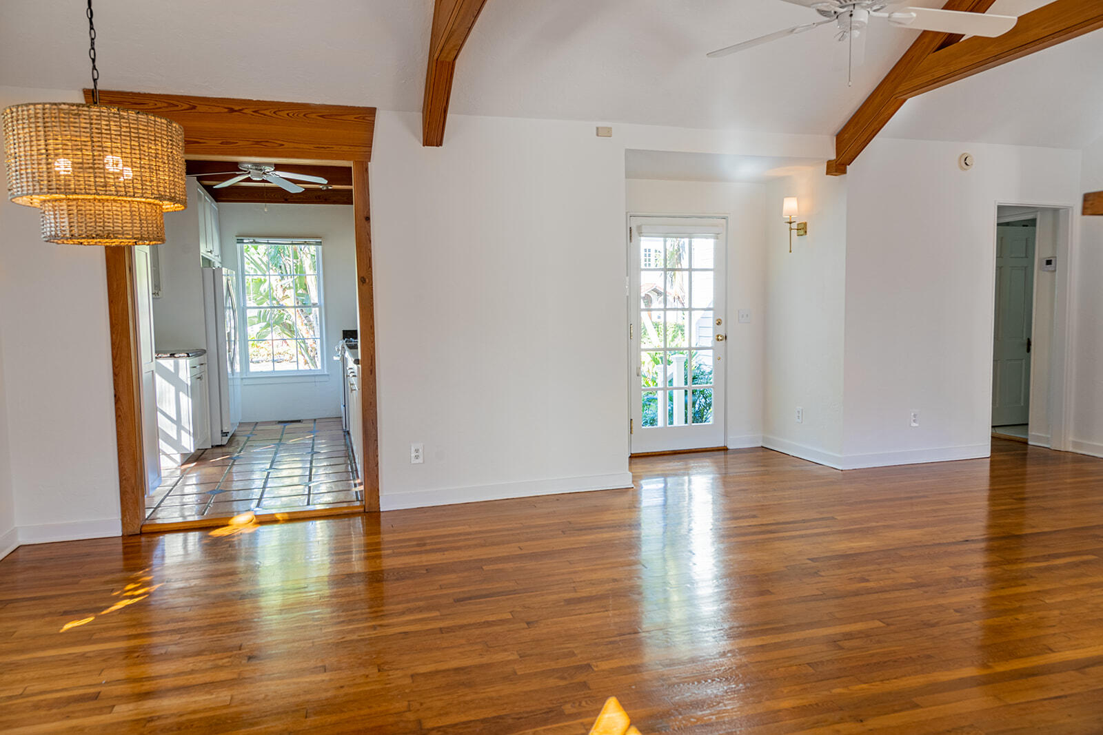 232 Marlborough Road West Palm Beach, FL 33405 - Photo 7 of 37 Living Room Front door