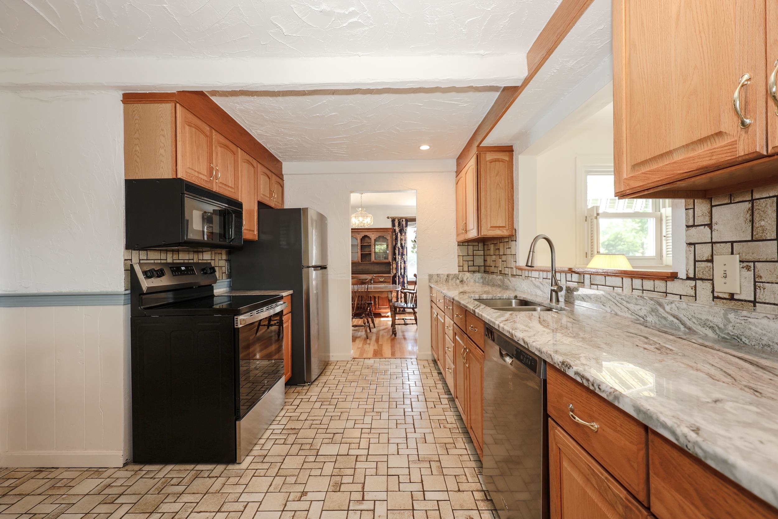 68 Robinson Road Nashua, NH 03060 - Photo 12 of 54