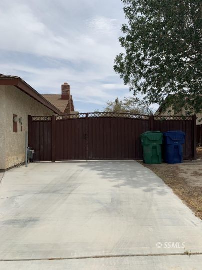 300 South Locust Street Ridgecrest, CA 93555 - Photo 4 of 23 a view of a terrace