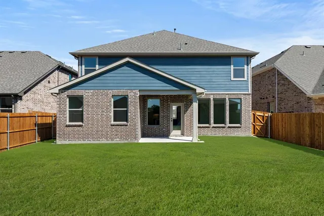 a house that is sitting in the grass