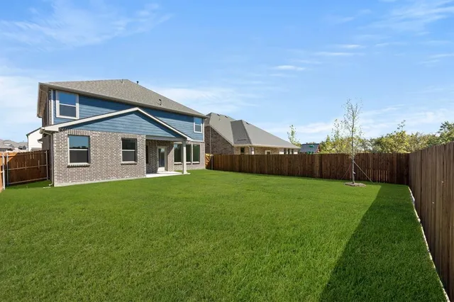 a view of a house with backyard and garden