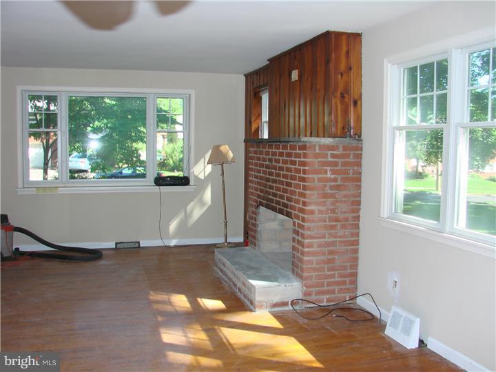 465 Rumpf Avenue Penndel, PA 19047 - Photo 18 of 25 Living Room
