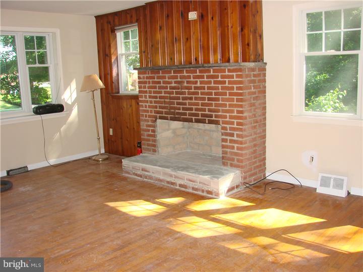 465 Rumpf Avenue Penndel, PA 19047 - Photo 5 of 25 Living Room