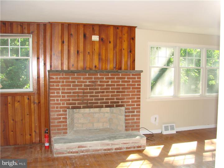 465 Rumpf Avenue Penndel, PA 19047 - Photo 7 of 25 Living Room