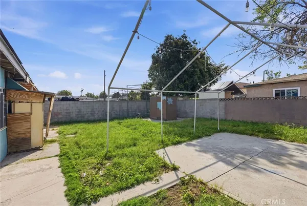 a view of a backyard