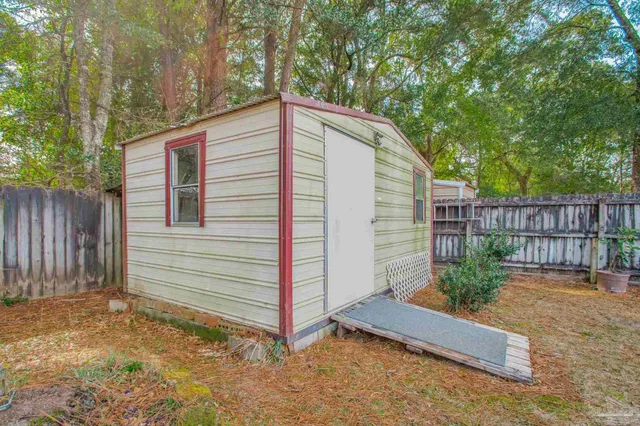 a view of a house with backyard and backyard