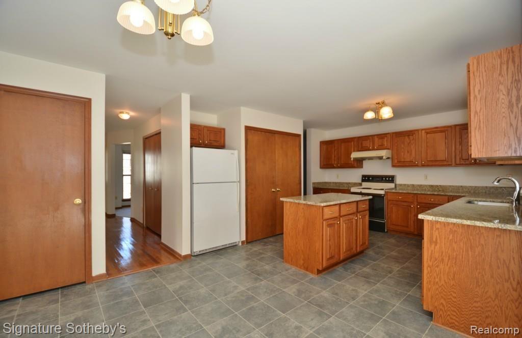 2888 Ranieri Drive Troy, MI 48085 - Photo 8 of 26 Kitchen.jpg