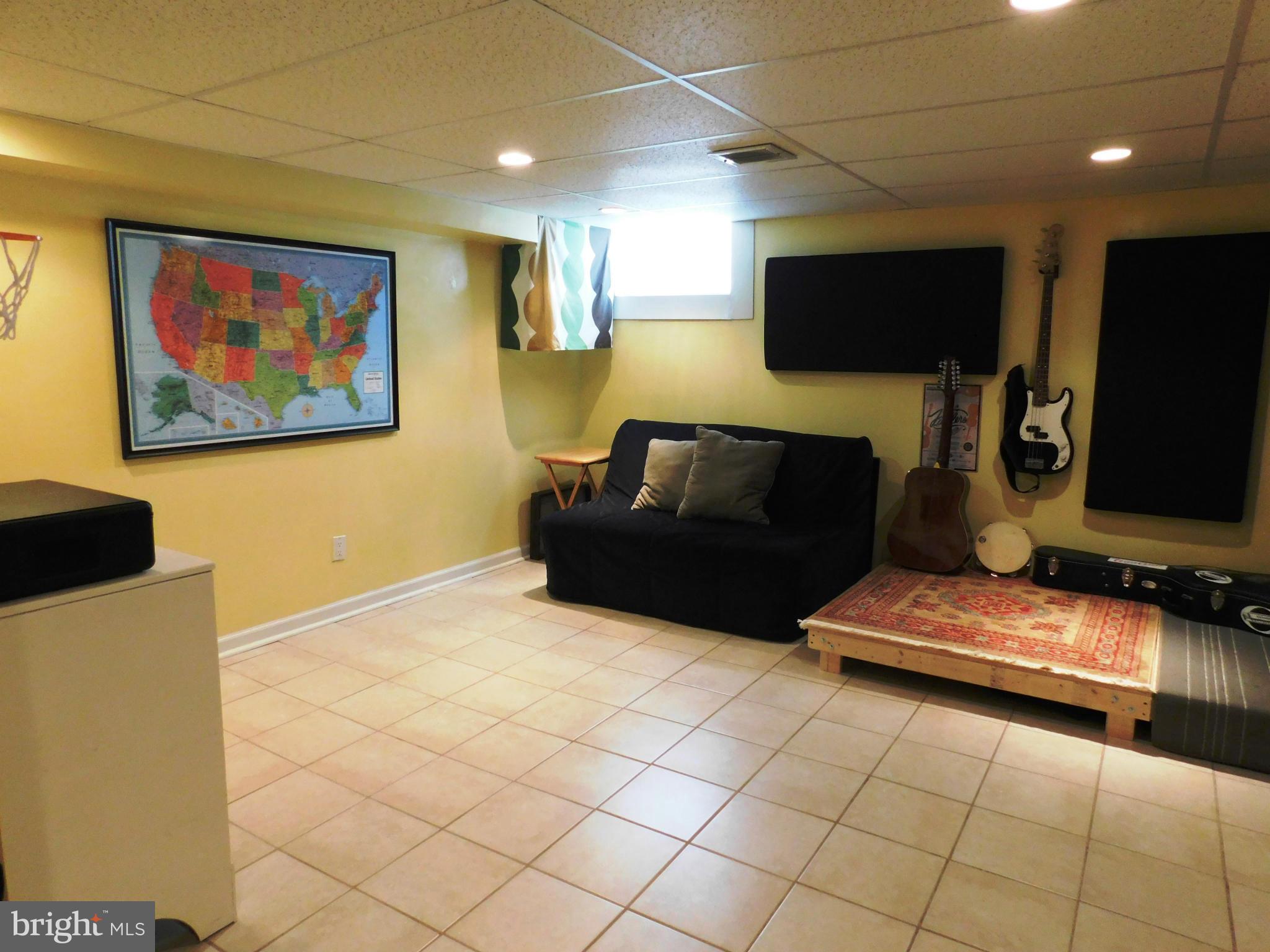 1068 Elm Road Baltimore, MD 21227 - Photo 14 of 18 Family Room