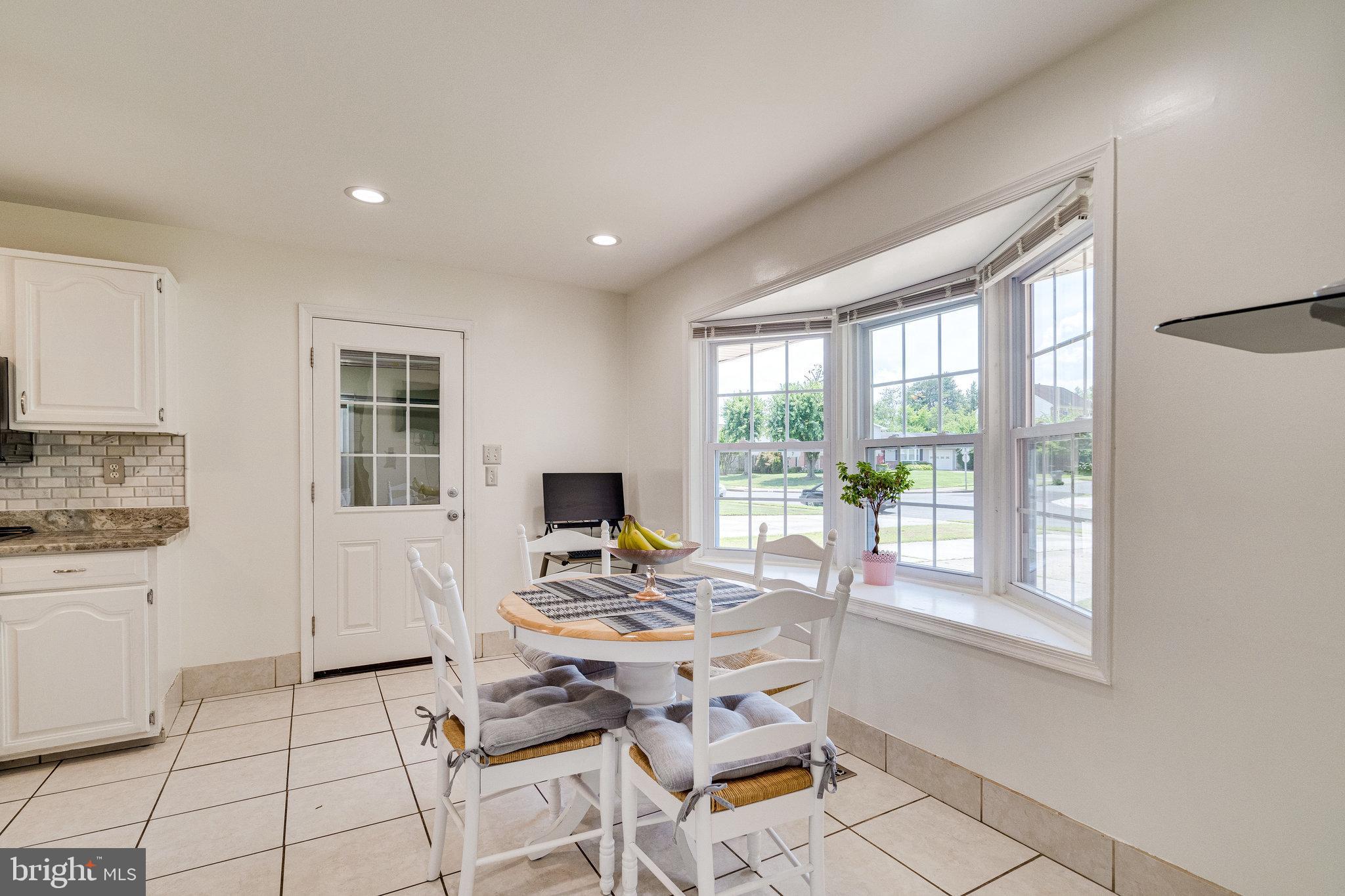6217 Zekan Lane Springfield, VA 22150 - Photo 19 of 55 Eating area with bay window