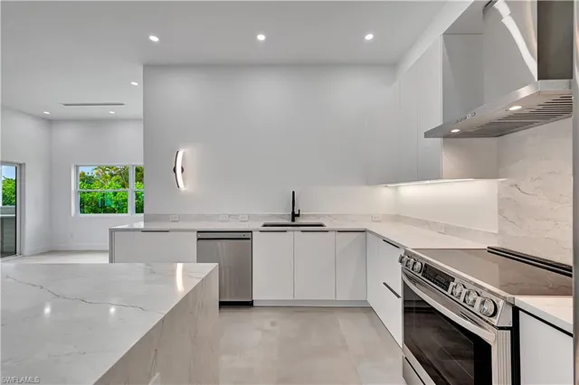 $899,000 | 2517 Kings Lake Boulevard, Naples, FL 34112