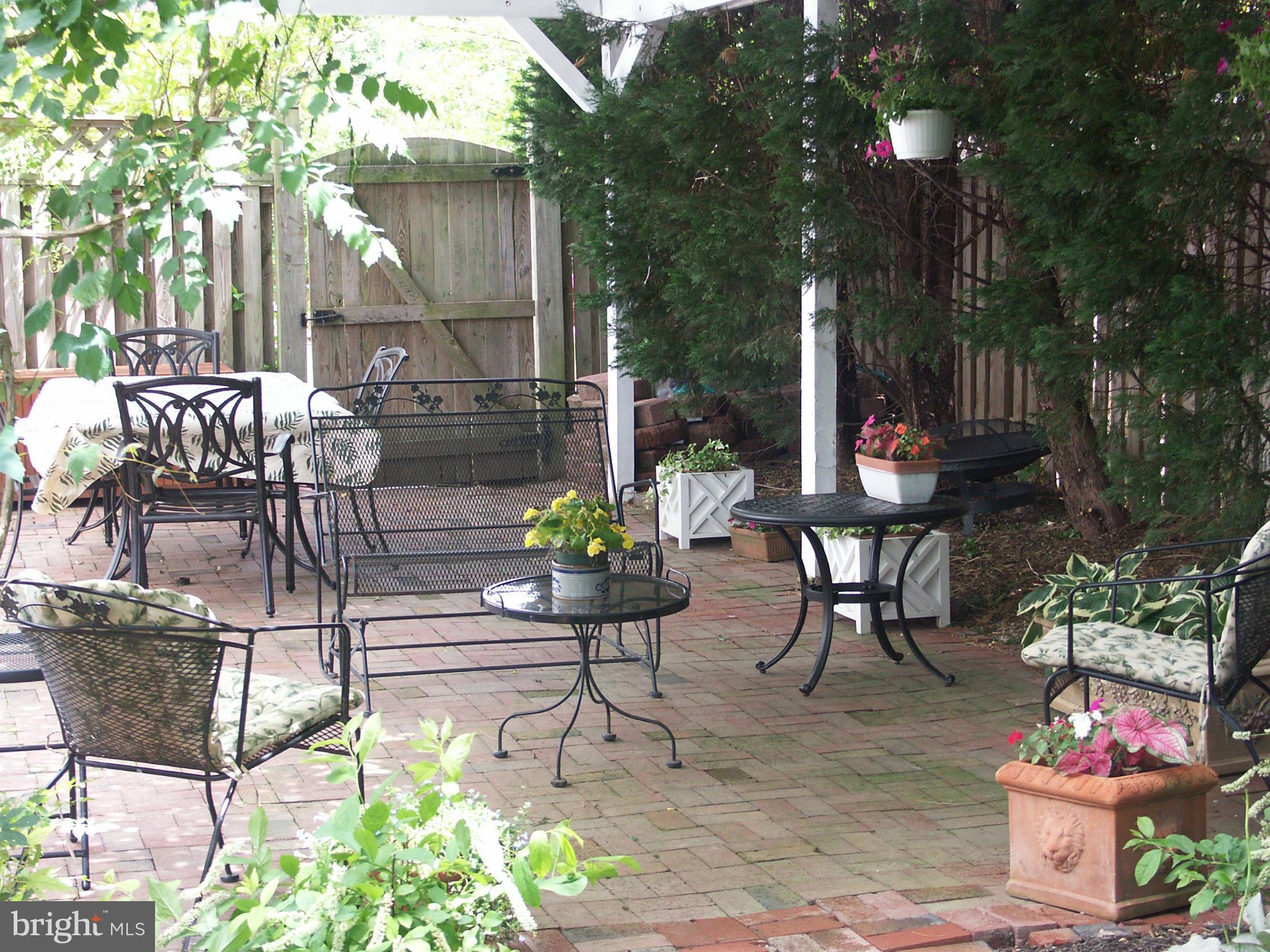 8308 Crown Court Road Alexandria, VA 22308 - Photo 28 of 30 Exterior (Rear)