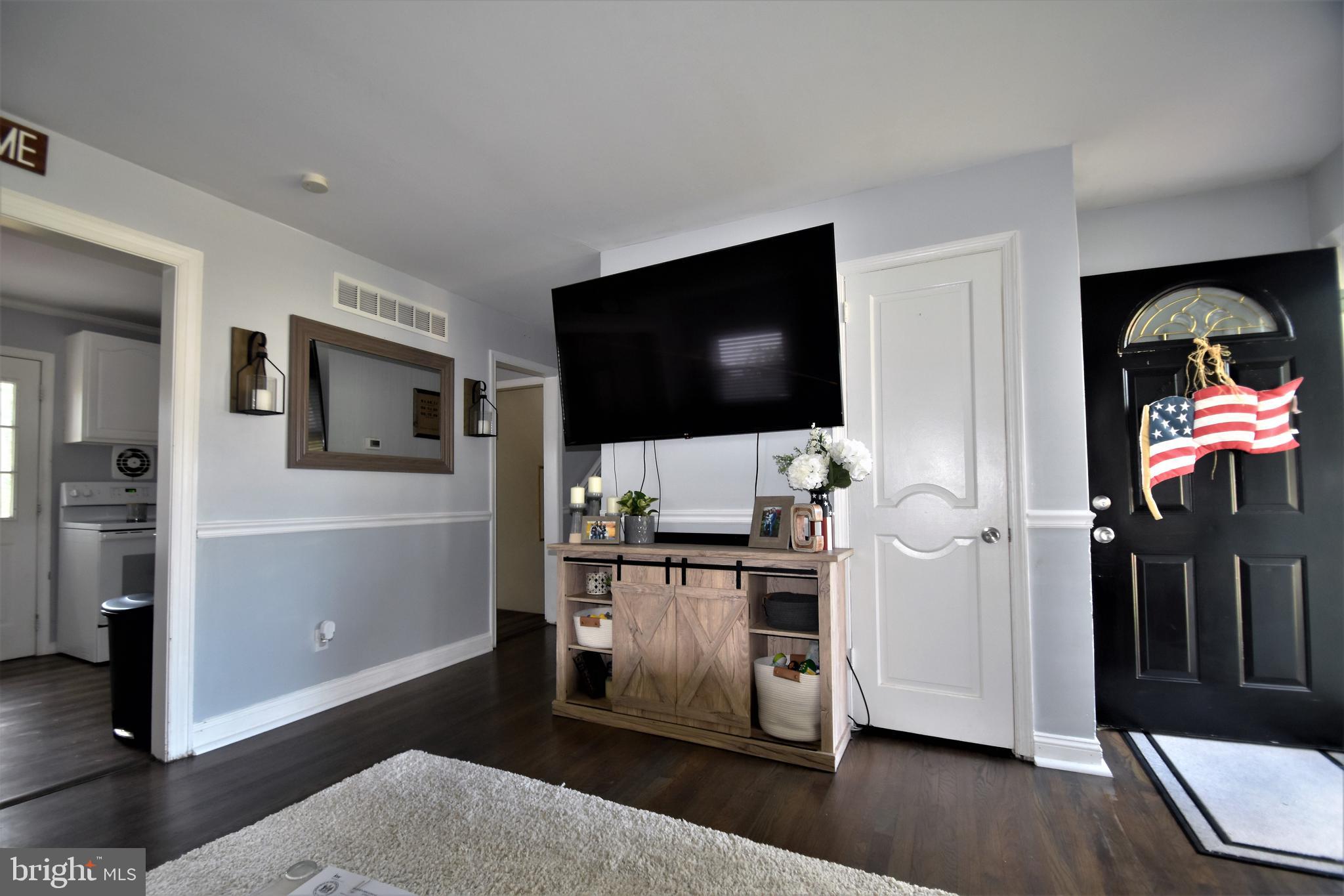 104 Patricia Road Newark, DE 19713 - Photo 11 of 48 Living Room --- GREAT ACCESS and NICE HOUSE