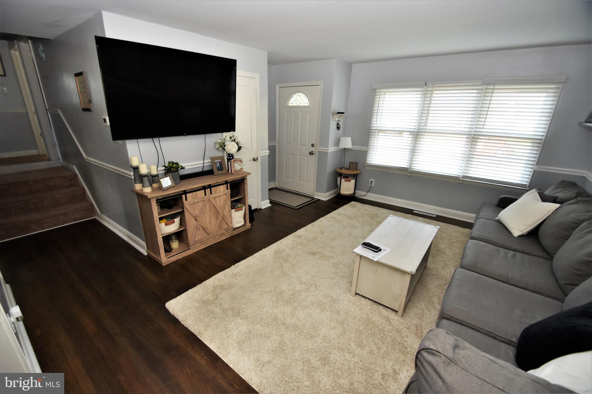 104 Patricia Road Newark, DE 19713 - Photo 13 of 48 Living Room --- GREAT ACCESS and NICE HOUSE