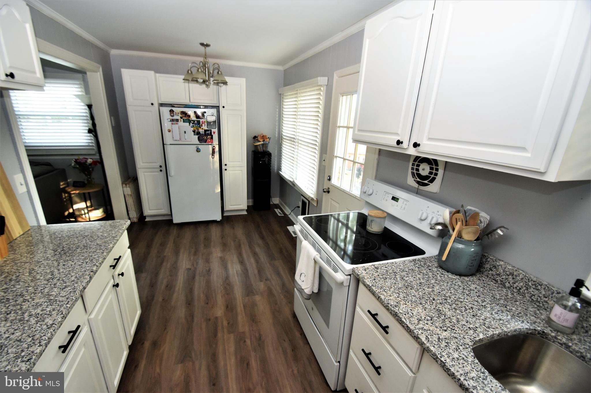 104 Patricia Road Newark, DE 19713 - Photo 9 of 48 GRANITE KITCHEN. (At this price? YES.)