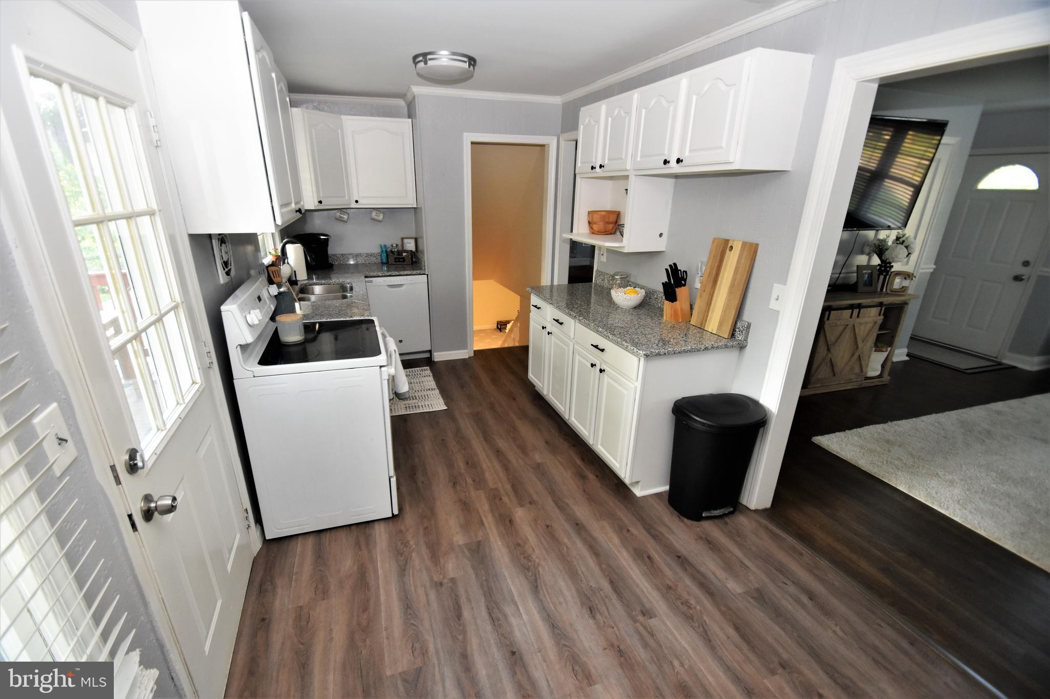 104 Patricia Road Newark, DE 19713 - Photo 10 of 48 GRANITE KITCHEN. (At this price? YES.)