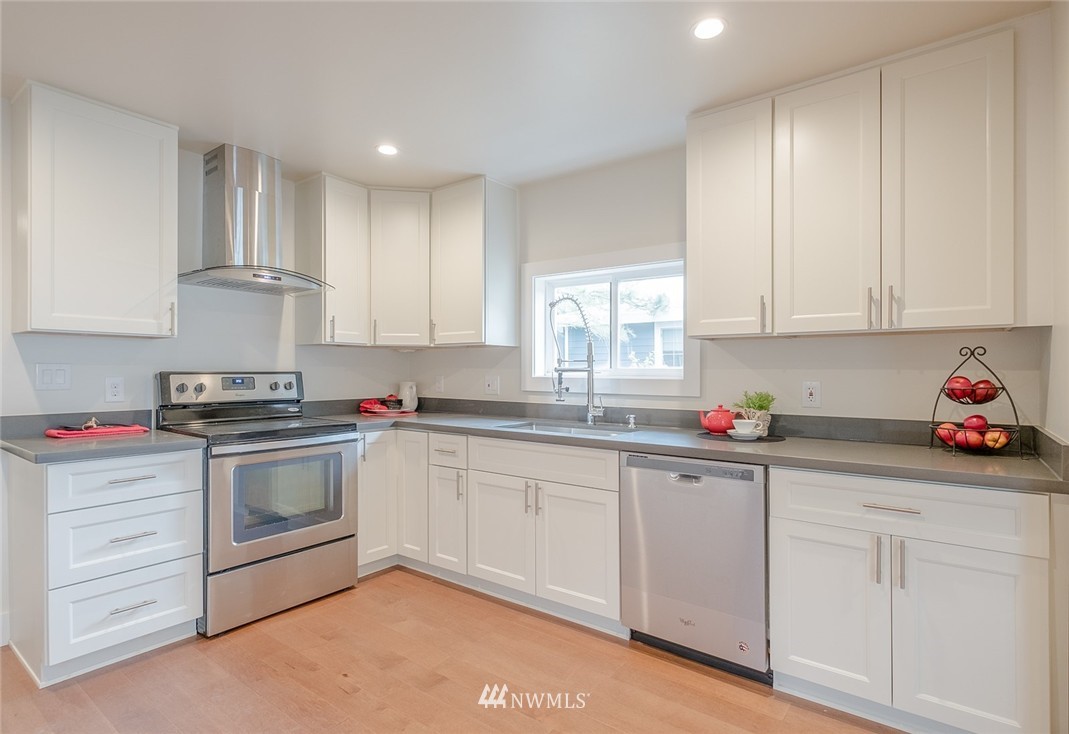 2420 Northeast 9th Place Renton, WA 98056 - Photo 3 of 12