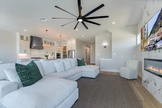 $2,700,000 | 420 Lake Street, Kingsland, TX 78639