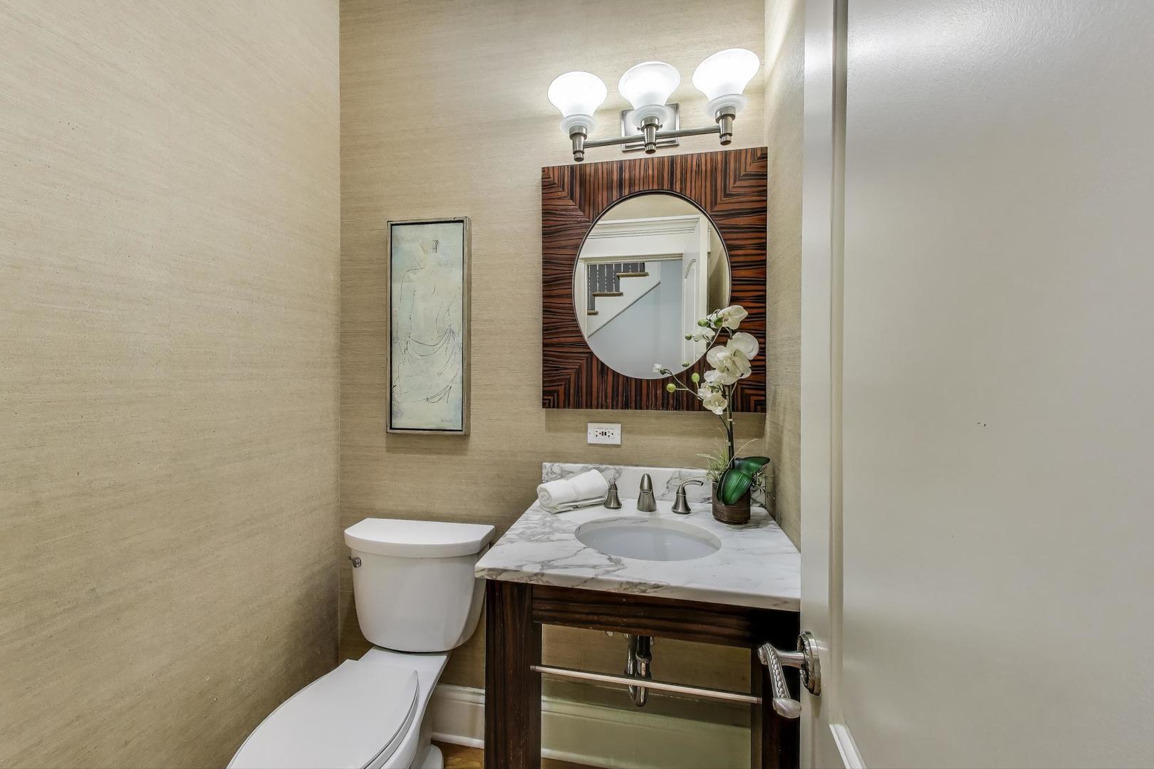 621 North County Line Road Hinsdale, IL 60521 - Photo 21 of 59 a bathroom with a toilet a sink and mirror
