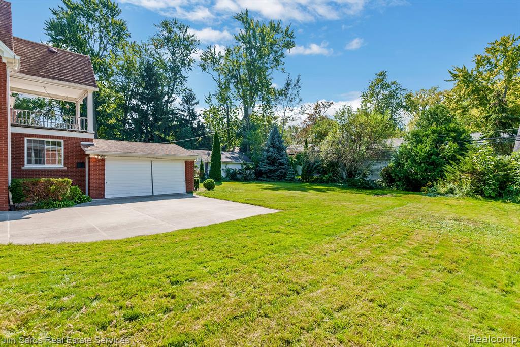 1689 Broadstone Road Grosse Pointe Woods, MI 48236 - Photo 28 of 35