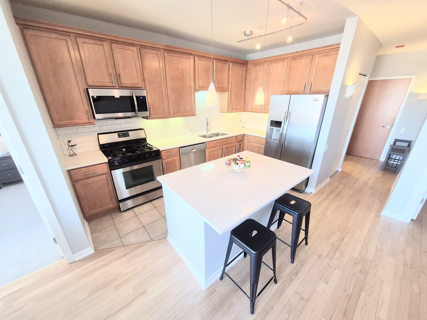 210 South Desplaines Street, Unit 707 Chicago, IL 60661 - Photo 2 of 21