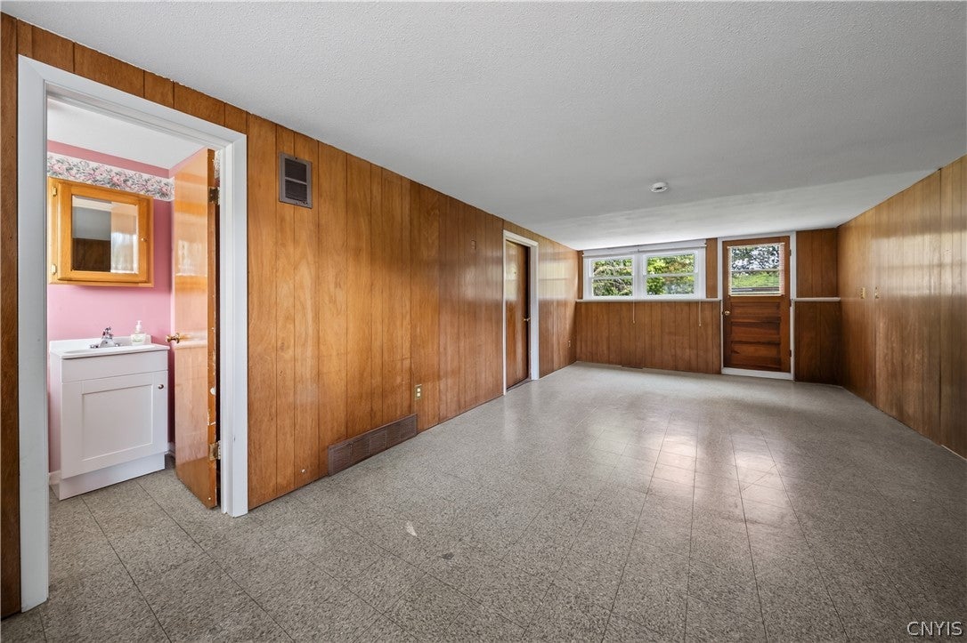 117 Suffolk Road Syracuse, NY 13219 - Photo 18 of 28 Gallery Image 18