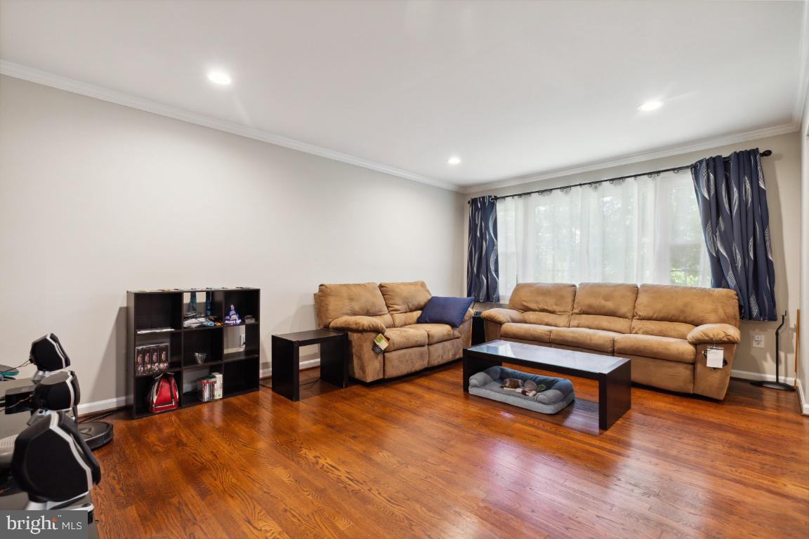 9204 Setter Place Springfield, VA 22153 - Photo 13 of 39 Living Room
