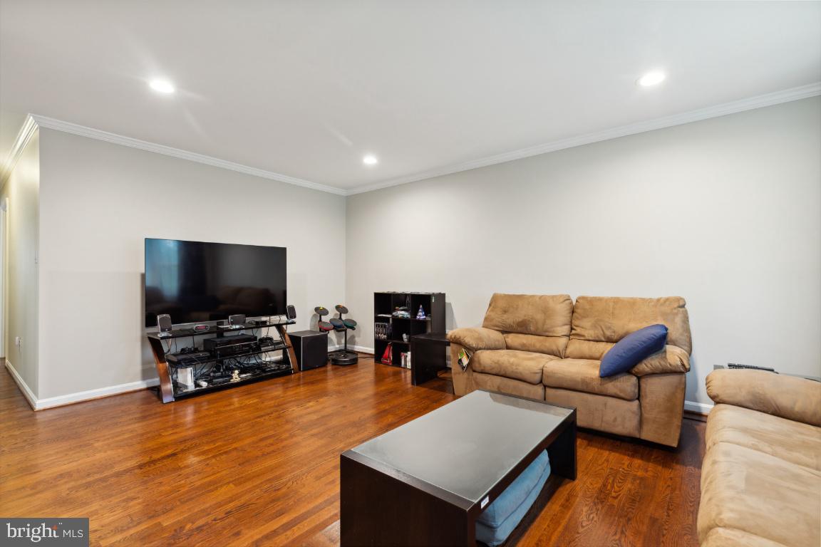 9204 Setter Place Springfield, VA 22153 - Photo 14 of 39 Living Room