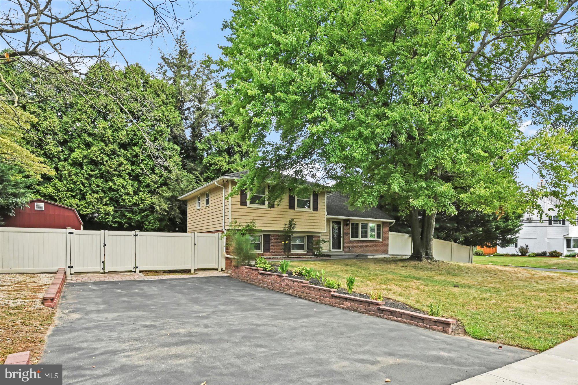 222 Moore Road Wallingford, PA 19086 - Photo 2 of 32