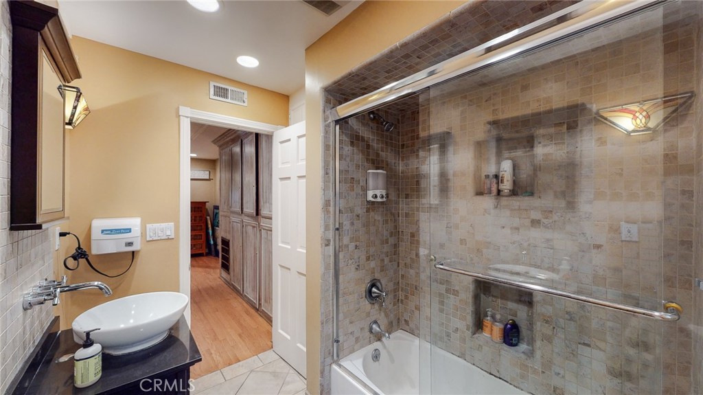 1248 Rocky Road Simi Valley, CA 93063 - Photo 18 of 55 Upstairs bathroom