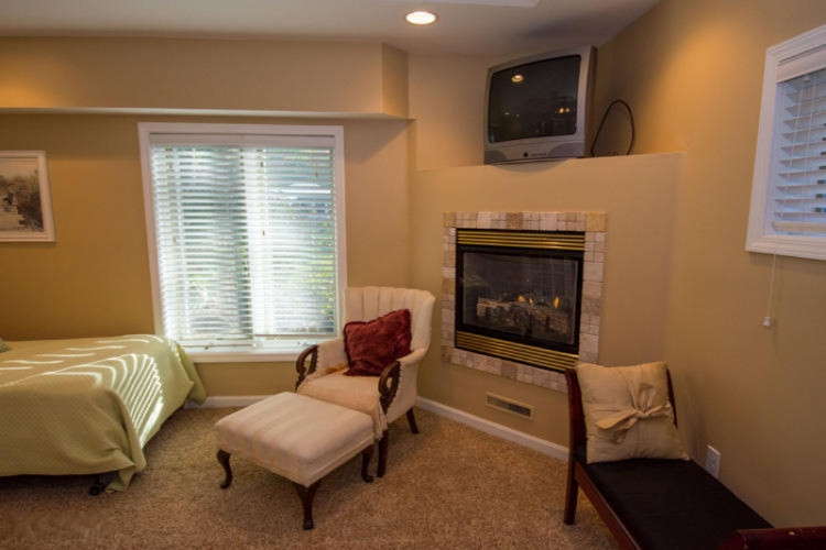 61200 Lenawee Road Cassopolis, MI 49031 - Photo 20 of 59 61200 Lenawee Cass Master bedroom (2)