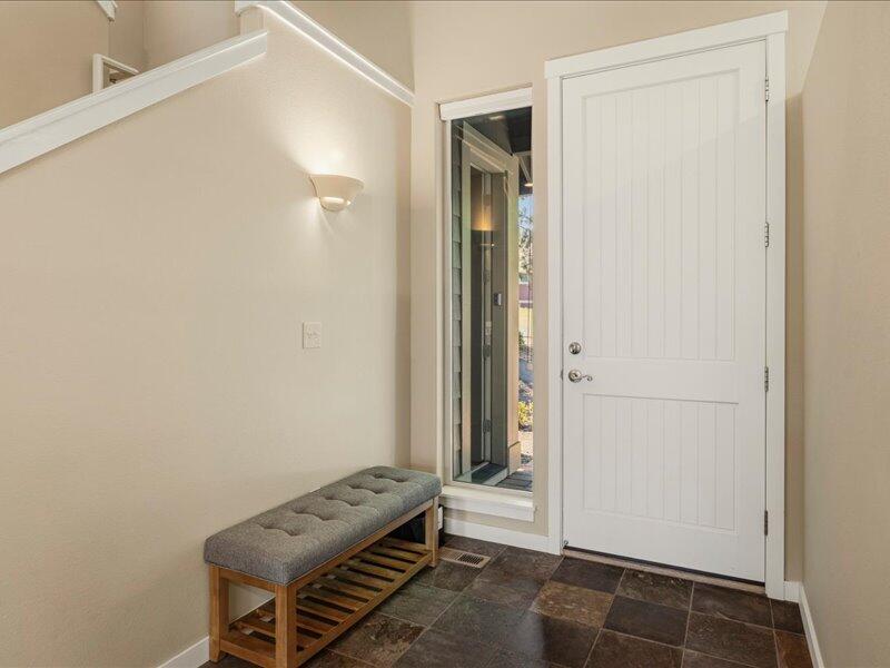 1378 Highland View Loop Redmond, OR 97756 - Photo 11 of 98 12-Entry