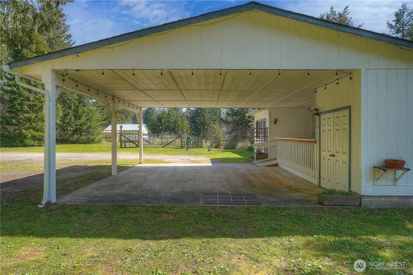 a view of a backyard