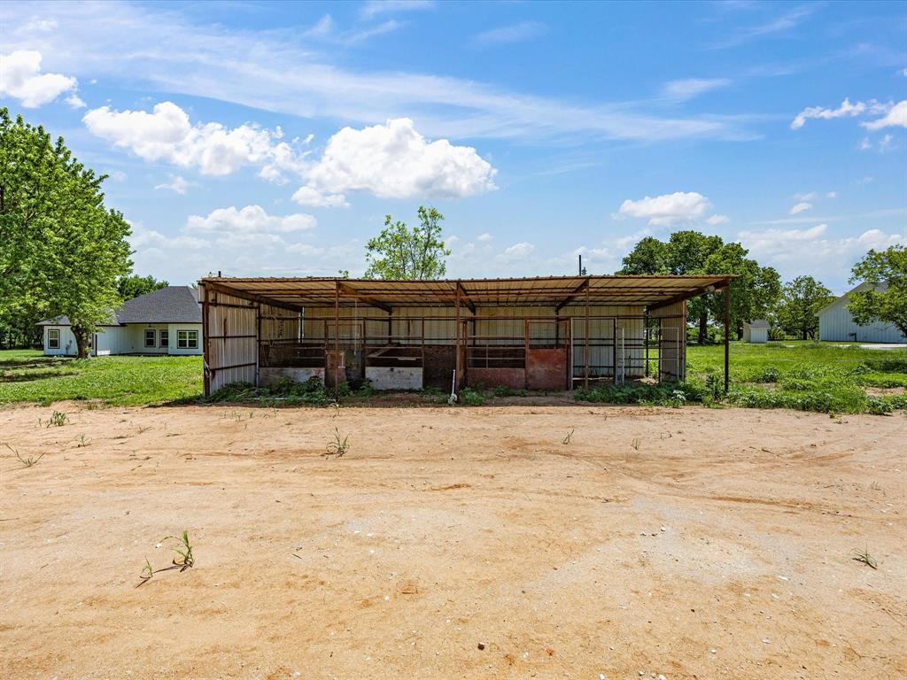 1569 Well Service Road Bowie, TX 76230 - Photo 34 of 40
