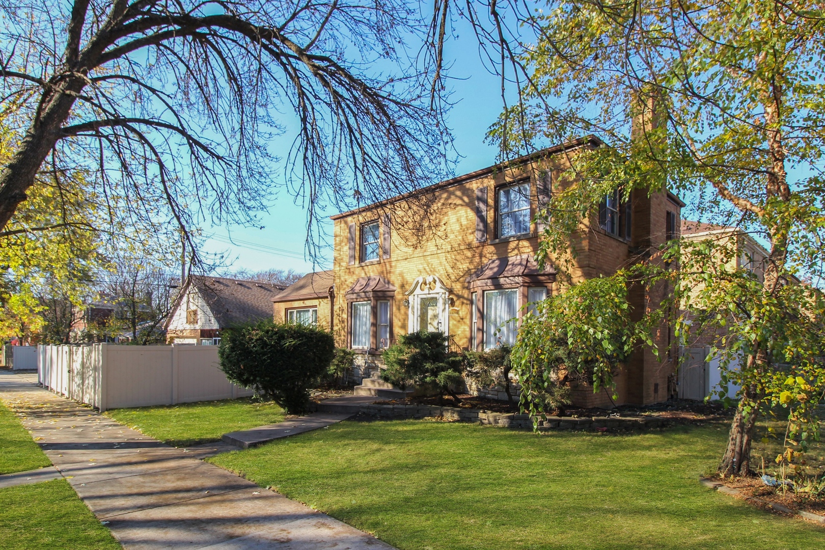 a view of a house with a yard