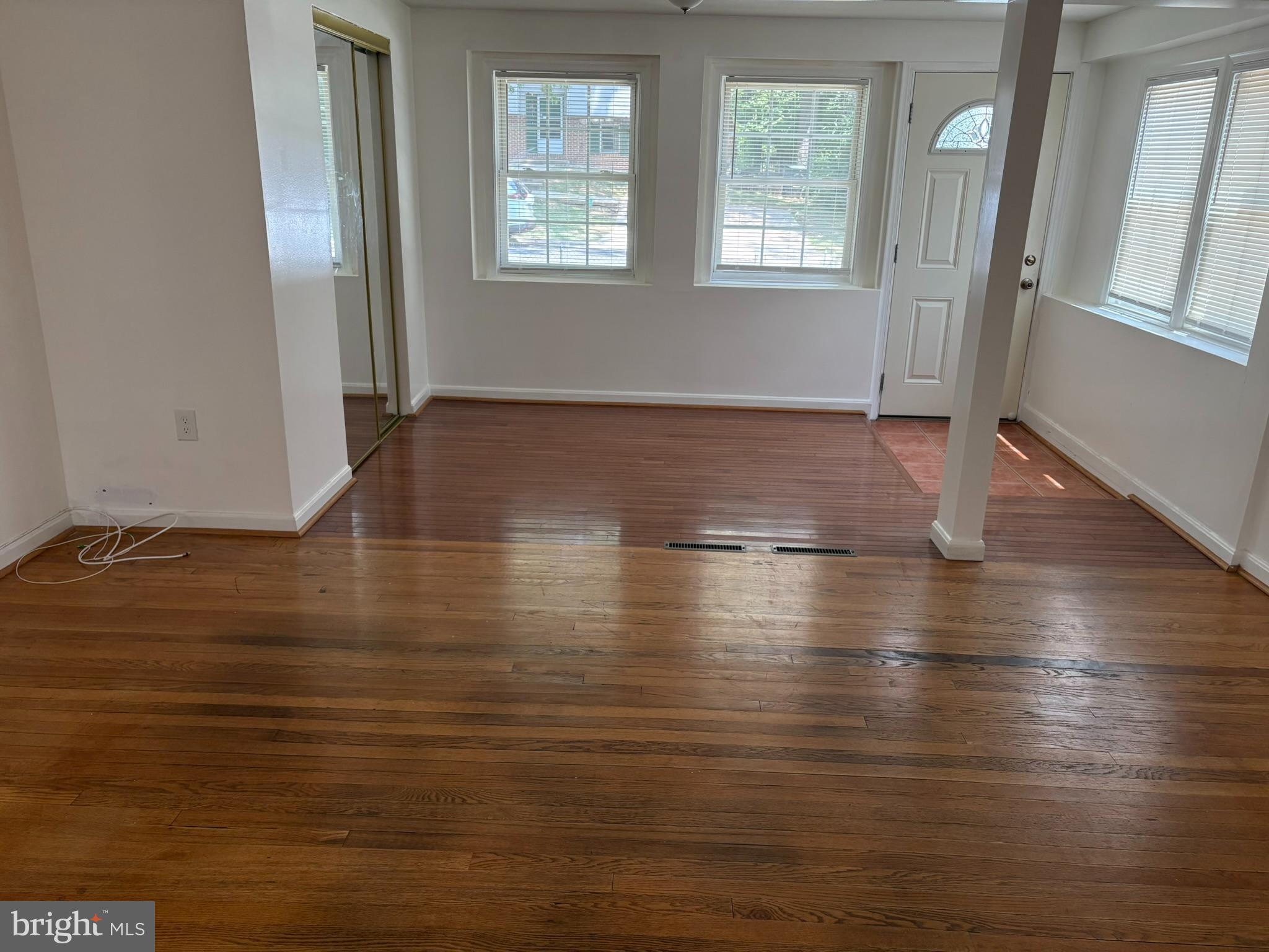 4903 Hollywood Road College Park, MD 20740 - Photo 4 of 28 Living Room/Entrance