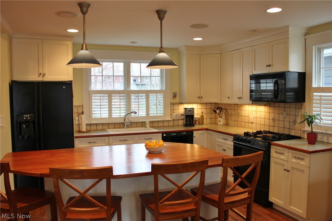 2947 Coleridge Road Cleveland, OH 44118 - Photo 12 of 30