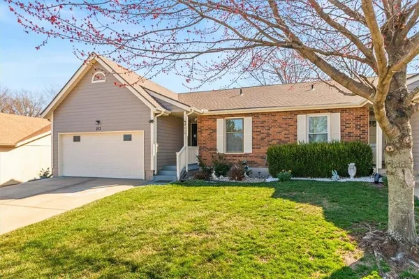$299,900 | 213 Southeast Ridgeview Drive, Lee's Summit, MO 64063