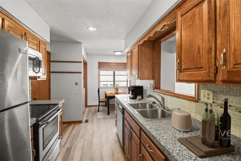 213 Southeast Ridgeview Drive Lee's Summit, MO 64063 - Photo 11 of 30