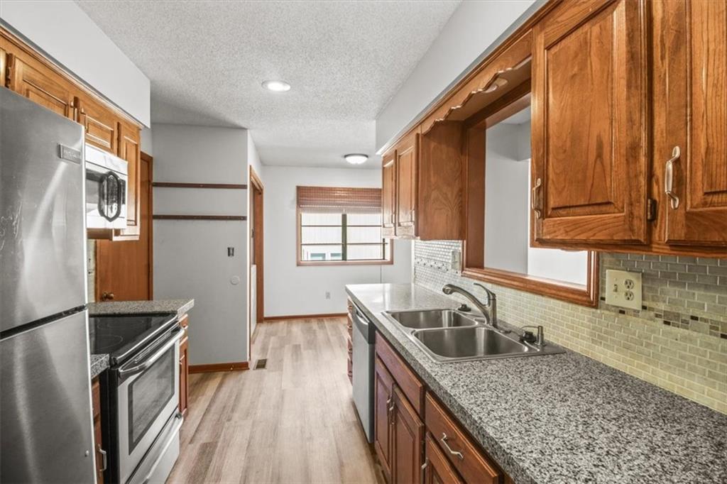213 Southeast Ridgeview Drive Lee's Summit, MO 64063 - Photo 12 of 30