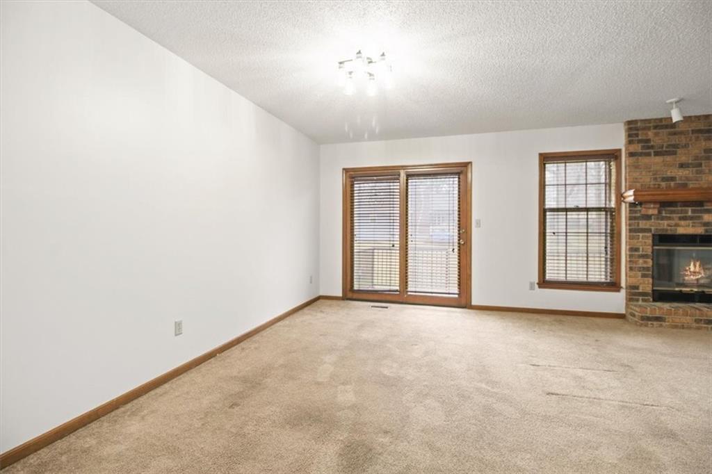 213 Southeast Ridgeview Drive Lee's Summit, MO 64063 - Photo 9 of 30