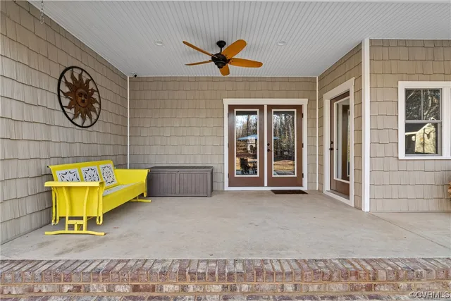 a view of livingroom with furniture