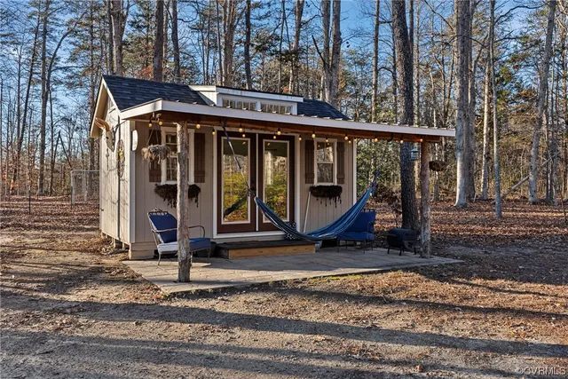 a view of a house with backyard
