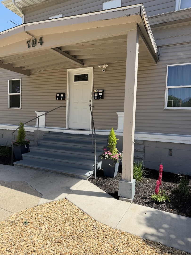 704 Locust Street Sterling, IL 61081 - Photo 5 of 15